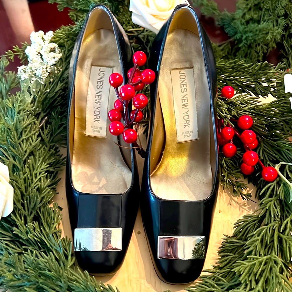 Beautiful shoes Buisness or evening wear.  Shoe is in great condition